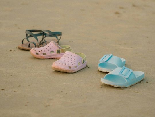 Bezpieczne lato na plażach. Jak wybrać najlepsze obuwie letnie dla dziecka?