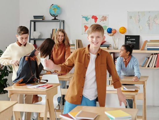 Dlaczego dzieci uczą się szybciej w grupie? Społeczny wymiar nauki języka