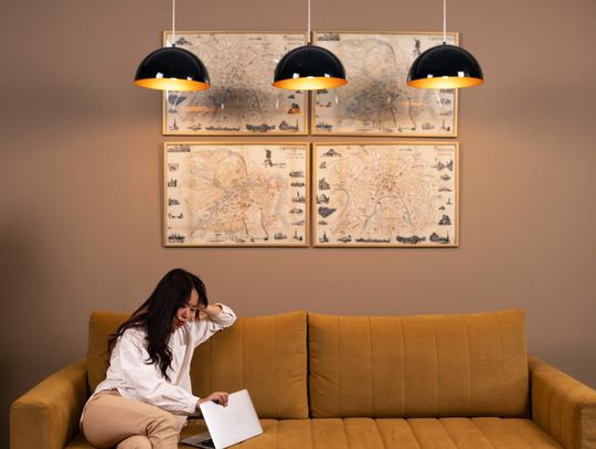 Lampa wisząca do salonu – oświetlenie centralnej części domu