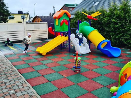 Pierwsze kroki w ogrodzie: Jak przygotować bezpieczną strefę zabawy dla malucha?